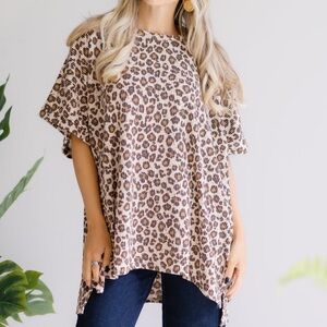 A028 HEIMISH USA Leopard Print Short Sleeve Tunic Beige Brown Oversized Small